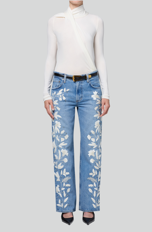 LINDZ EASY STRAIGHT WITH FLORAL EMBROIDERY IN CUPID JEAN