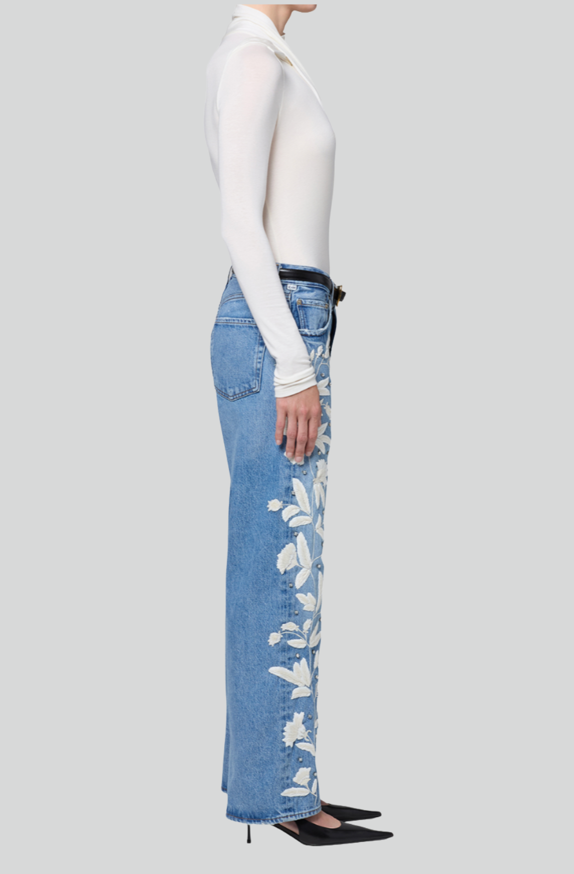 LINDZ EASY STRAIGHT WITH FLORAL EMBROIDERY IN CUPID JEAN
