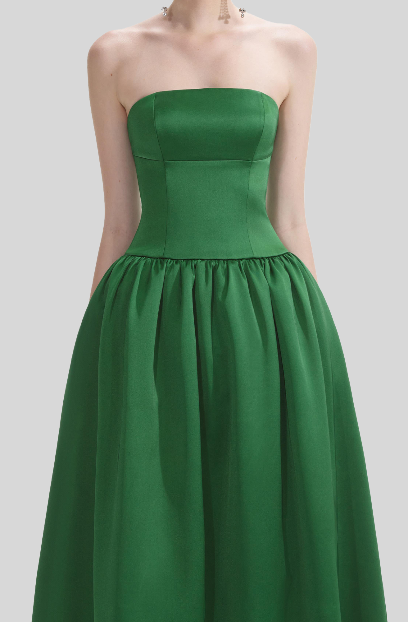 ROBE LONGUE BANDEAU EN SATIN VERT